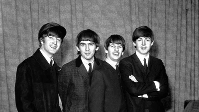 Les Beatles : Instantané iconique de légendes musicales en noir et blanc.