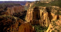 Impresionante formación de escarpa en un paisaje de cañón de parque nacional