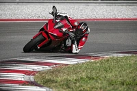 Ducati Supersport 950 S em ação na pista de corrida