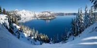 Natur salvaje cubierta de nieve que rodea un sereno lago invernal