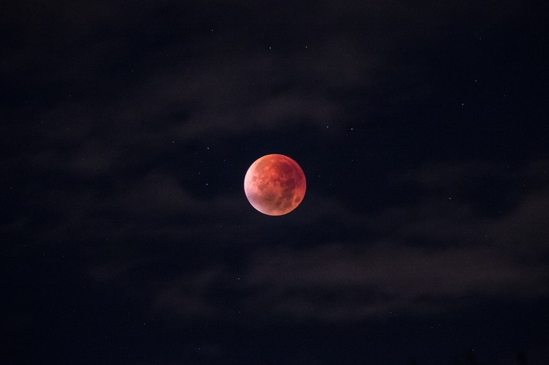 Крупный план красной луны на фоне темного неба (кровавая луна, total lunar eclipse, черный фон, ночное время, вид с небес)