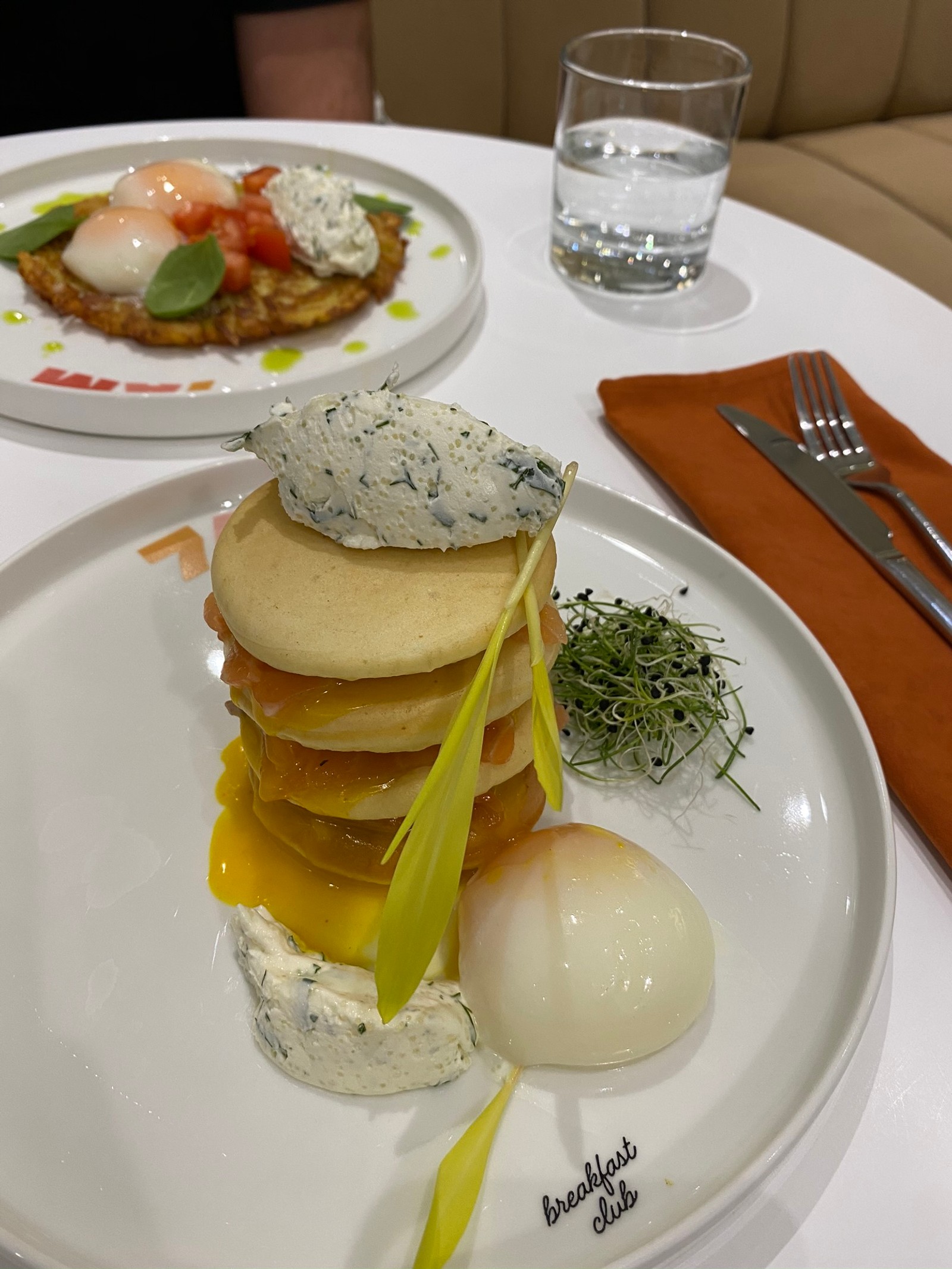 Hay un plato de comida sobre una mesa con un tenedor y un cuchillo (comida, desayuno completo, desayuno, plato, brunch)