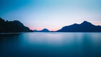 Reflexão serena ao crepúsculo no Parque Nacional Grand Teton