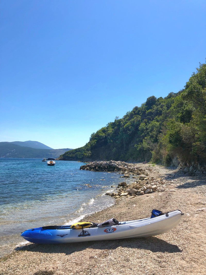 Каяк на пляже рядом с водой (морской каяк, водное судно, лодка, берег, побережье)