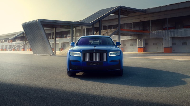 Синий rolls royce припаркован перед зданием (rolls royce black badge ghost, эстетика, 5k, 8k, машины)