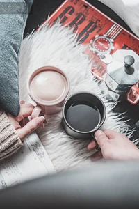 Moment de café confortable : Deux tasses sur une surface douce