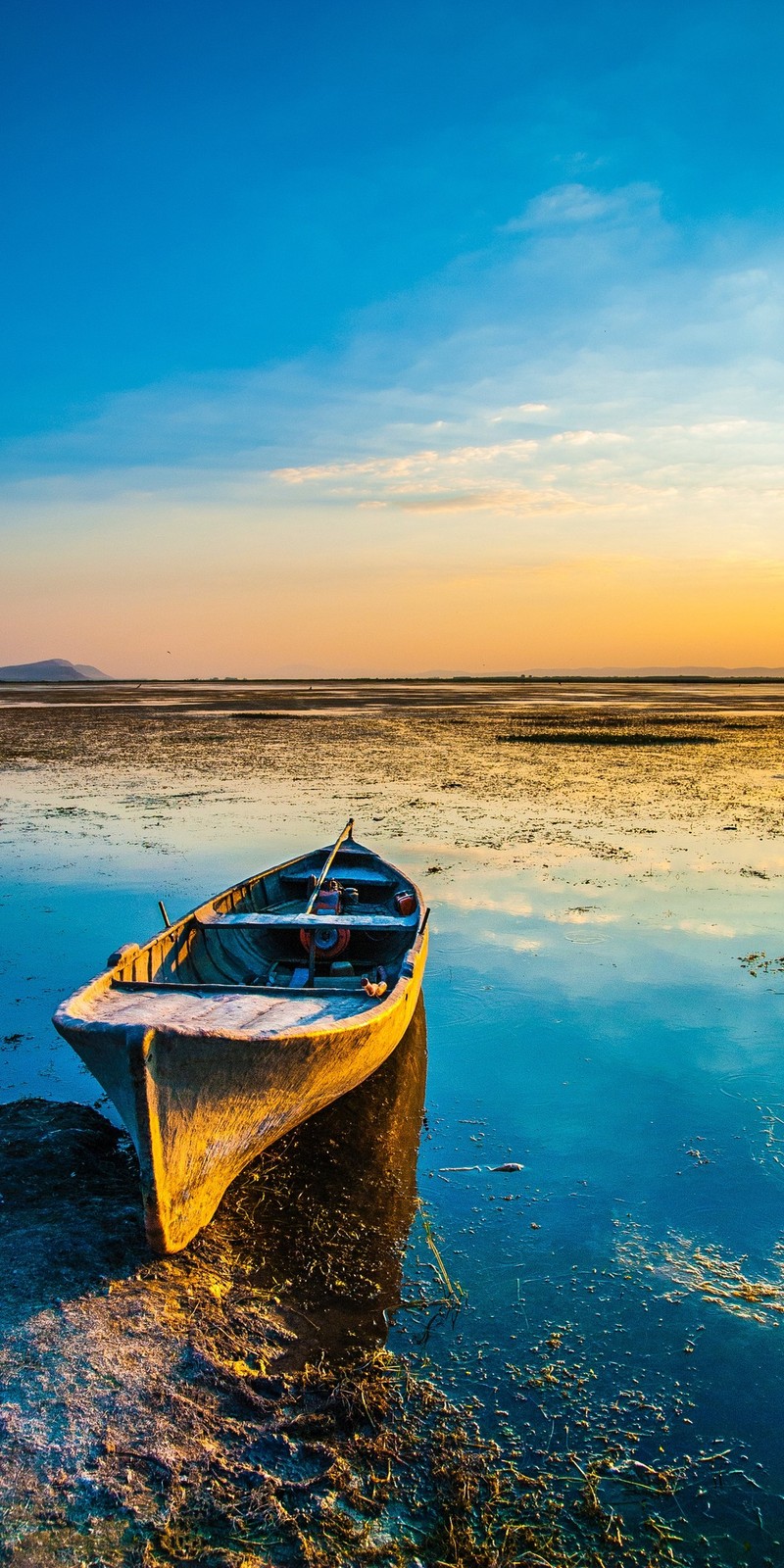 Лодка стоит на берегу воды. (корабль, лодка, закат, море, пляж)