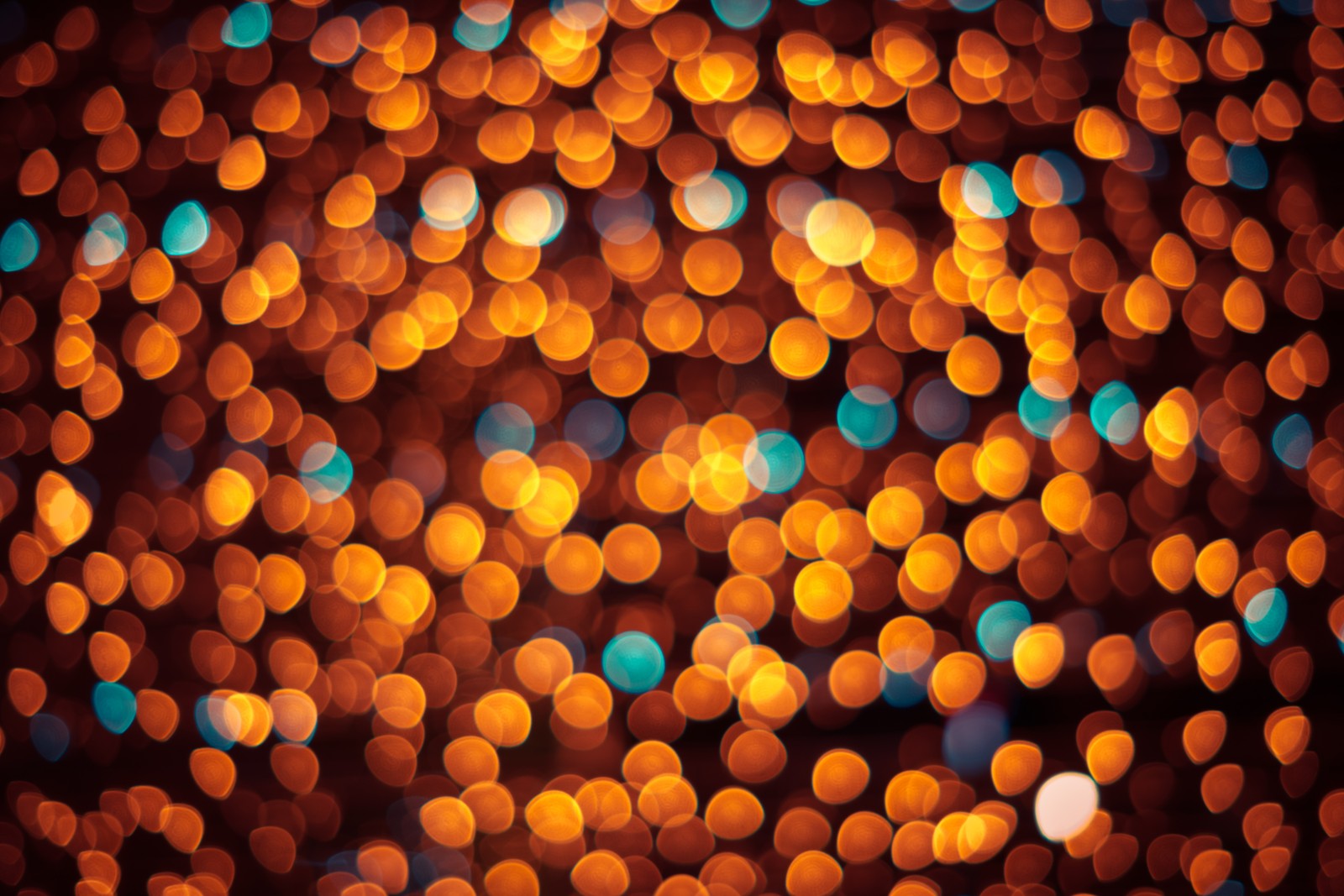 Un gros plan d'un tas de lumières sur une table (bokeh, orange, lumière, coloré, motif)