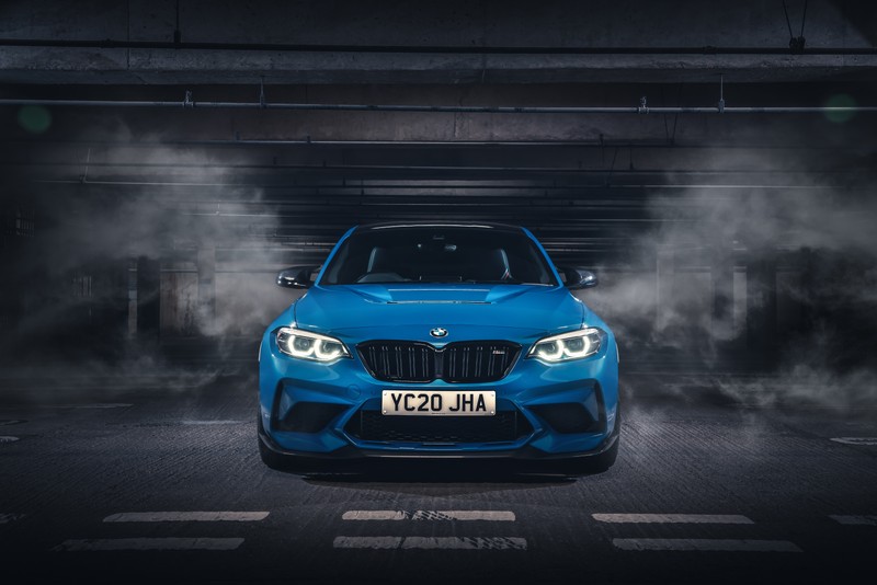 Крупный план синего bmw в гараже (bmw m2 cs, 5k, 2020, тёмный фон, черный темный)