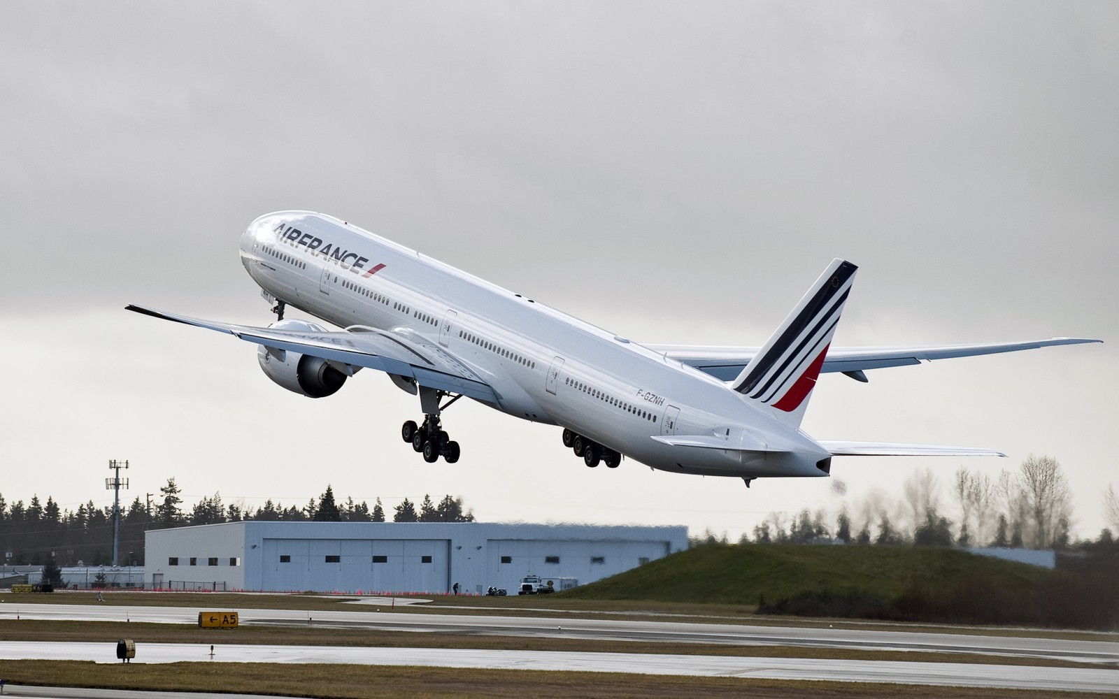 Un araflane décolle de la piste à l'aéroport (boeing, boeing 777, compagnie aérienne, voyage aérien, vol)