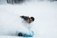 Snowboarder, der durch frischen Pulverschnee in einem Winterwunderland carve