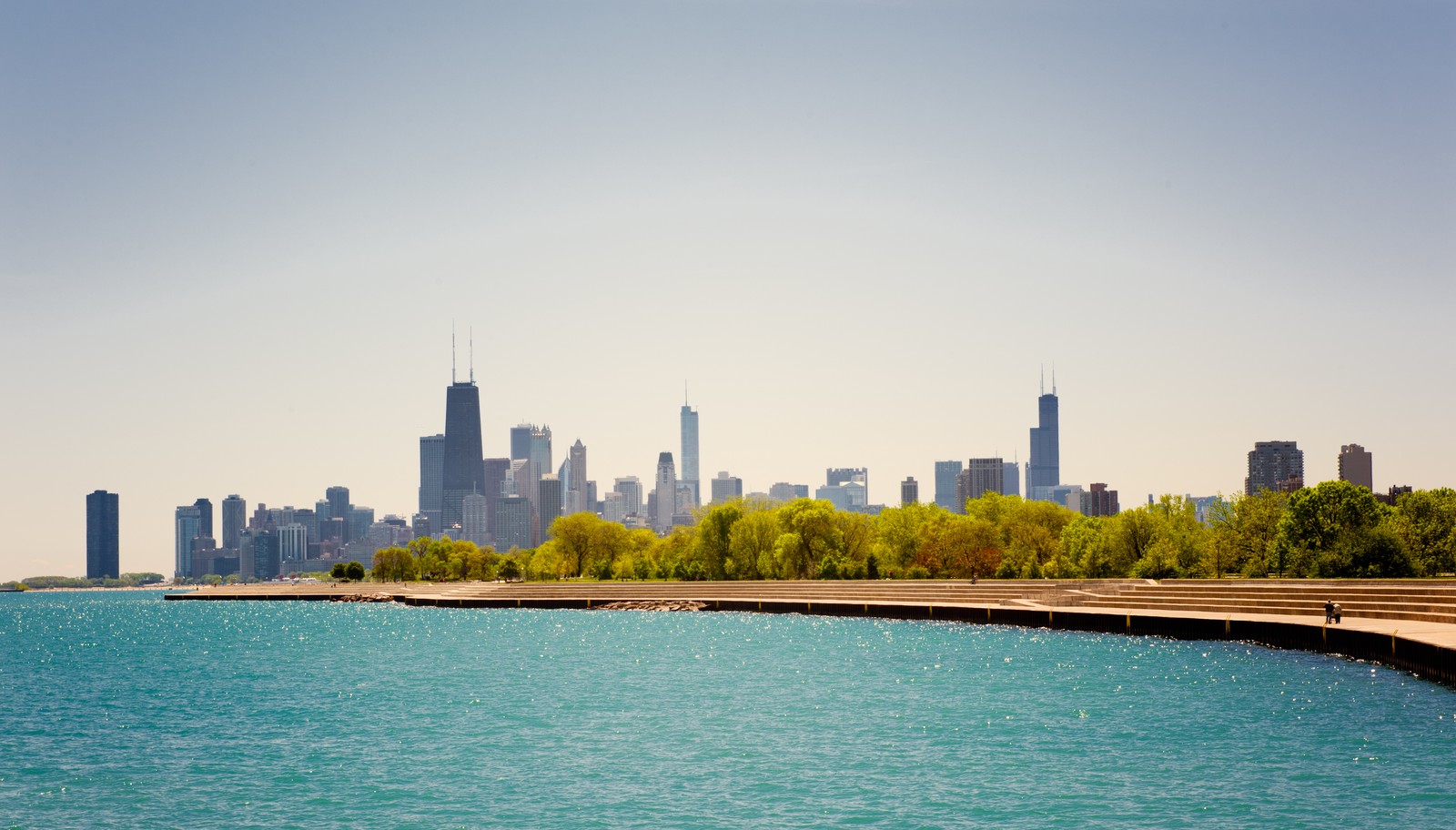 Vista arábica del horizonte de una ciudad desde un lago con un muelle (chicago, panorama, ciudad, paisaje urbano, día)