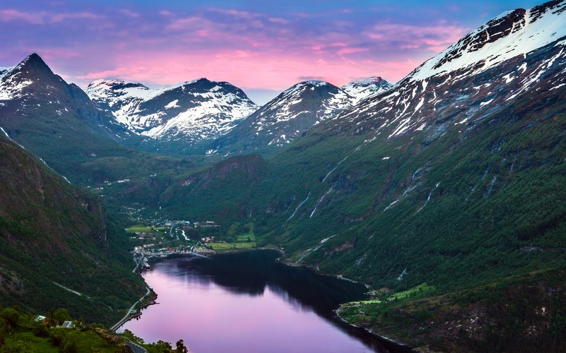 Вид на горный массив с озером и горным массивом на заднем плане (geiranger fjord, норвегия, долина, деревня, закат)