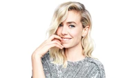 Vanessa Kirby rayonne de joie avec un sourire chaleureux