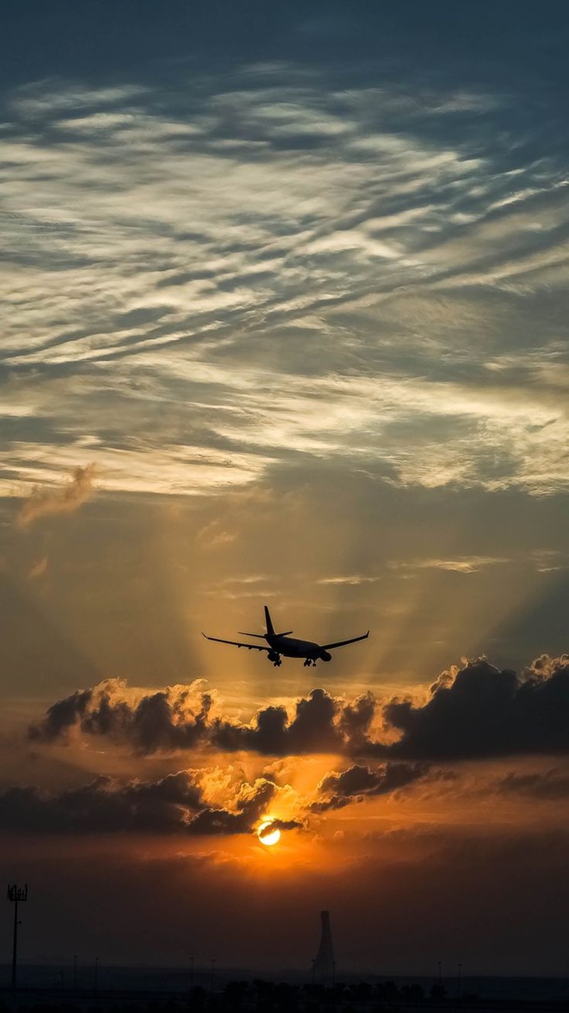 Самолет летит в небе на закате с облаками (and plane, закат)