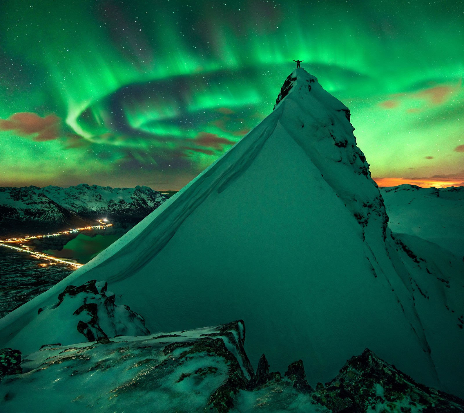 Descargar fondo de pantalla aurora, hielo, montaña, pico, cielo