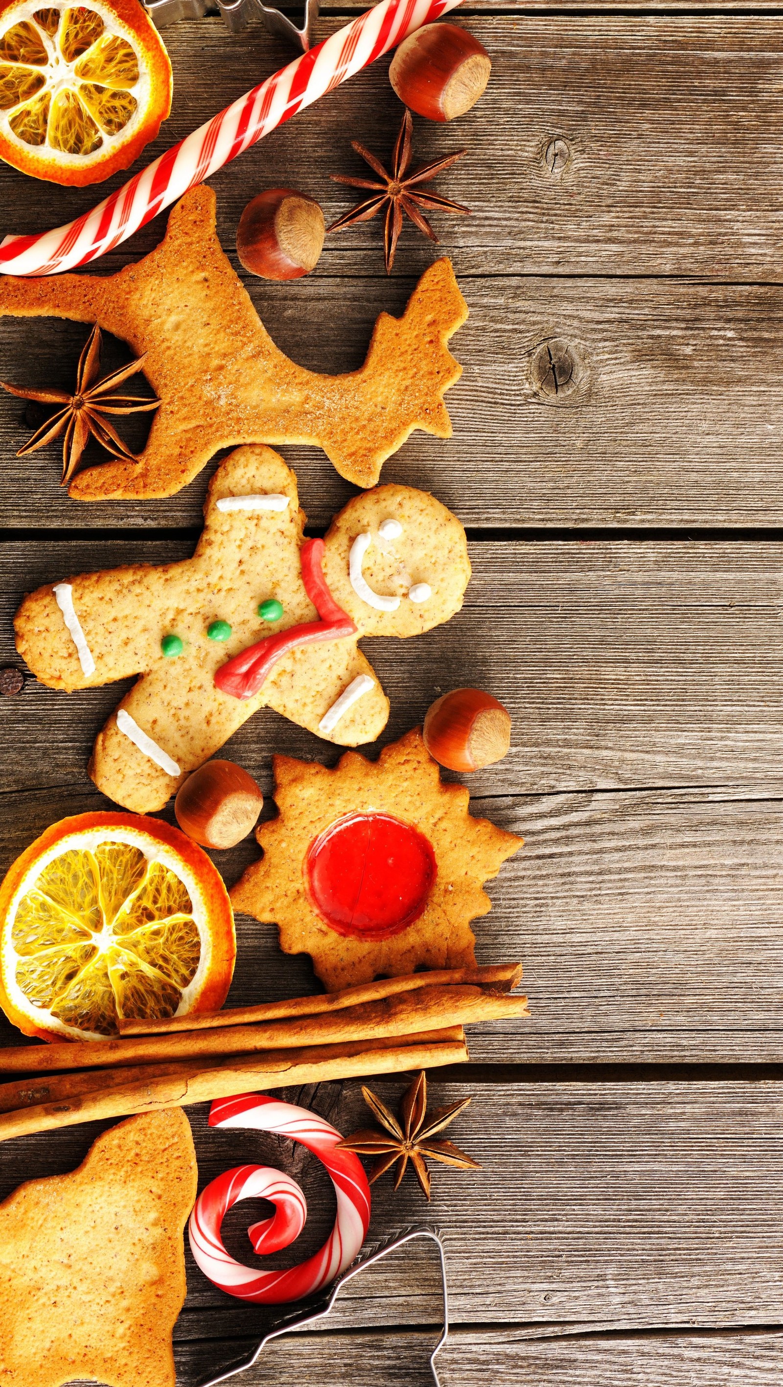 Um close em uma mesa com um monte de biscoitos e doces (natal, pão de gengibre)