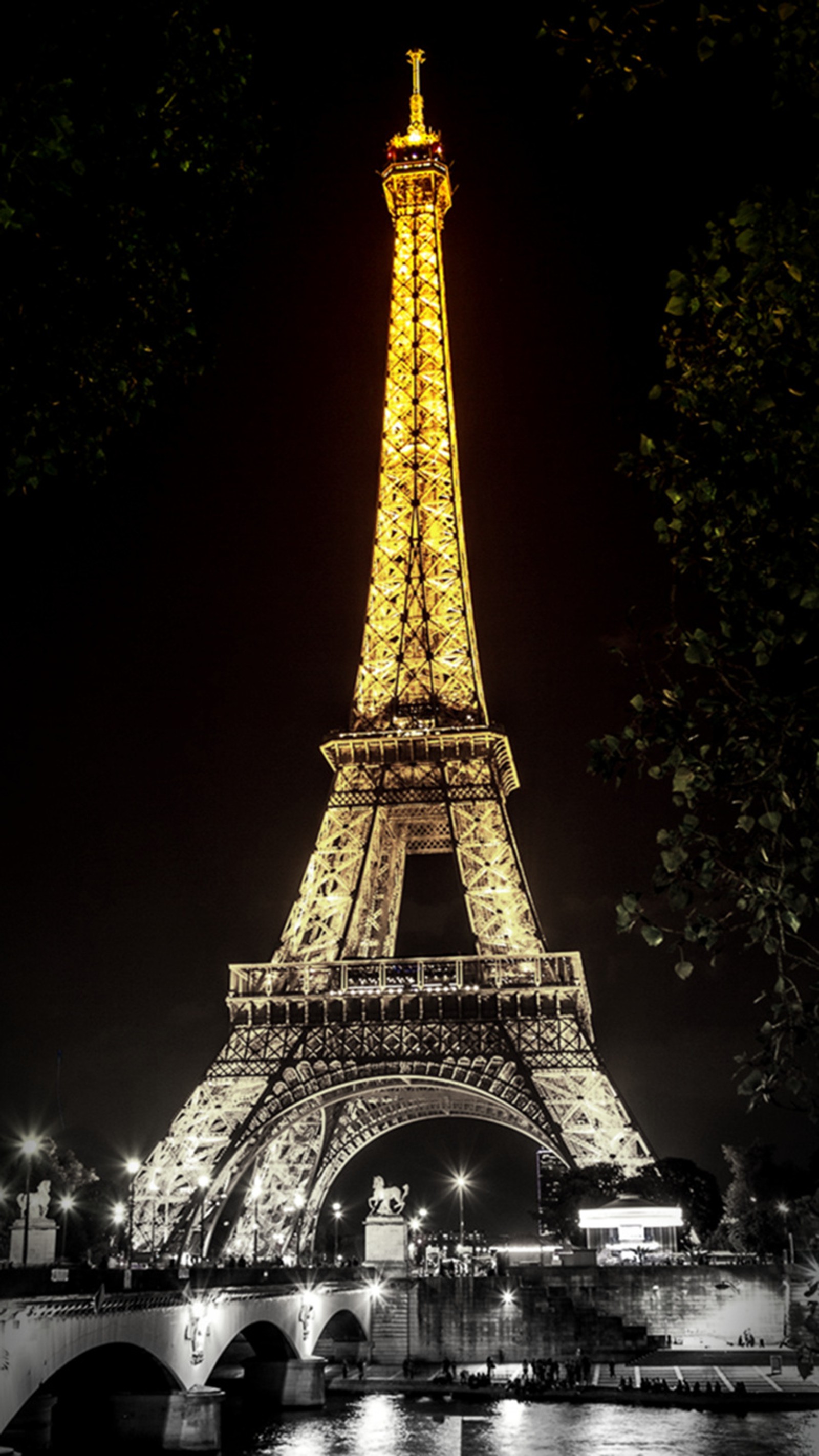 Torre eiffel iluminada à noite com uma ponte e um barco (torre eiffel, dourado, luzes, noite, paris)