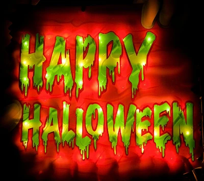 Panneau lumineux "Joyeux Halloween" avec des lettres vertes dégoulinantes sur un fond rouge vif.