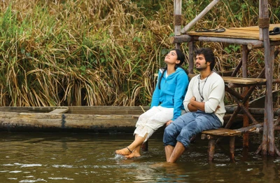 Rashmika Mandanna y Vijay Deverakonda disfrutando de un momento sereno junto al agua, capturando la esencia del romance en el cine de Tollywood.