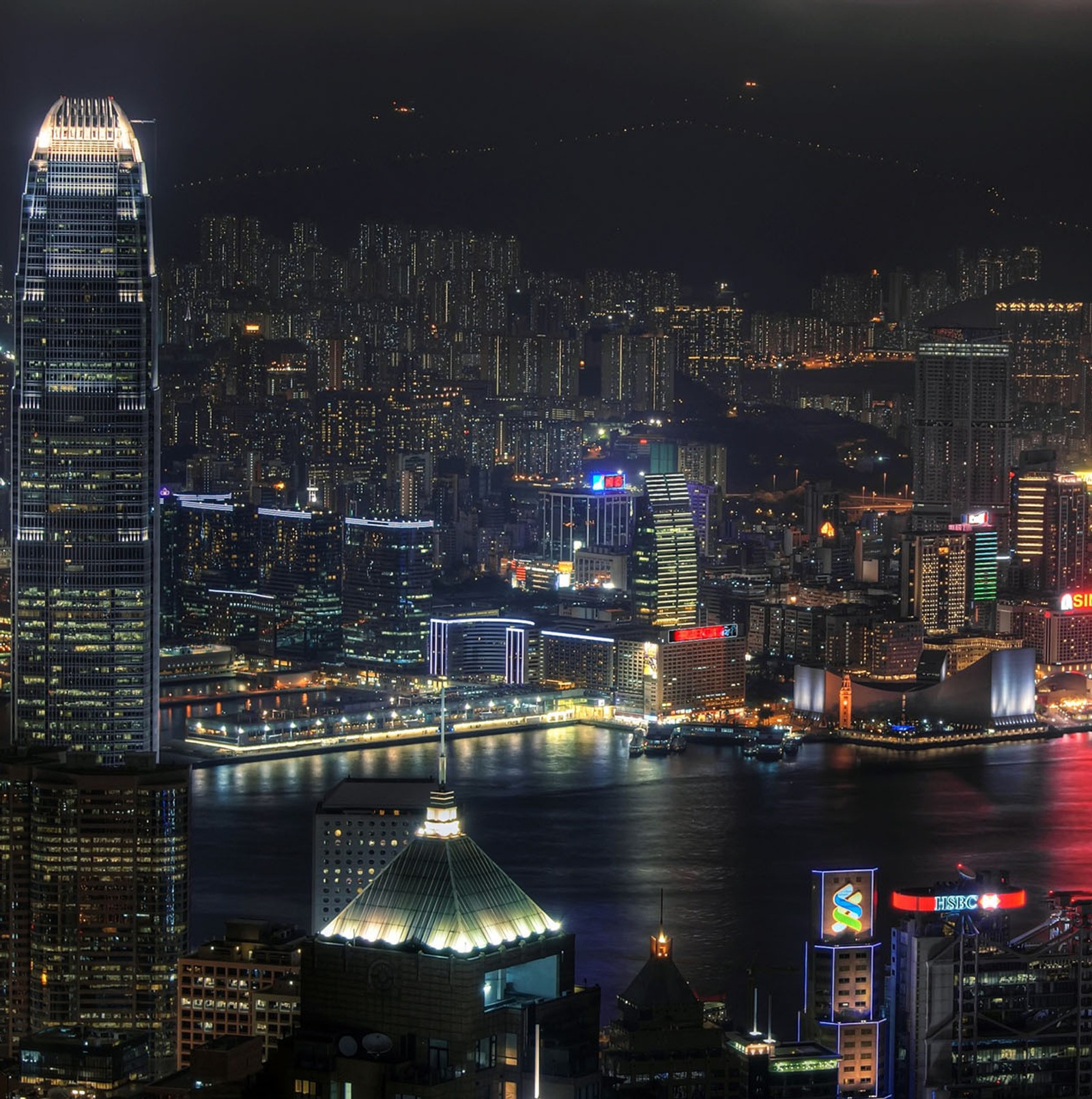 Uma vista panorâmica de uma cidade à noite com muitas luzes (cidade, noite)