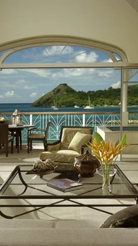 Luxuriöses Zimmer am Strand mit atemberaubendem Meerblick und tropischer Dekoration.