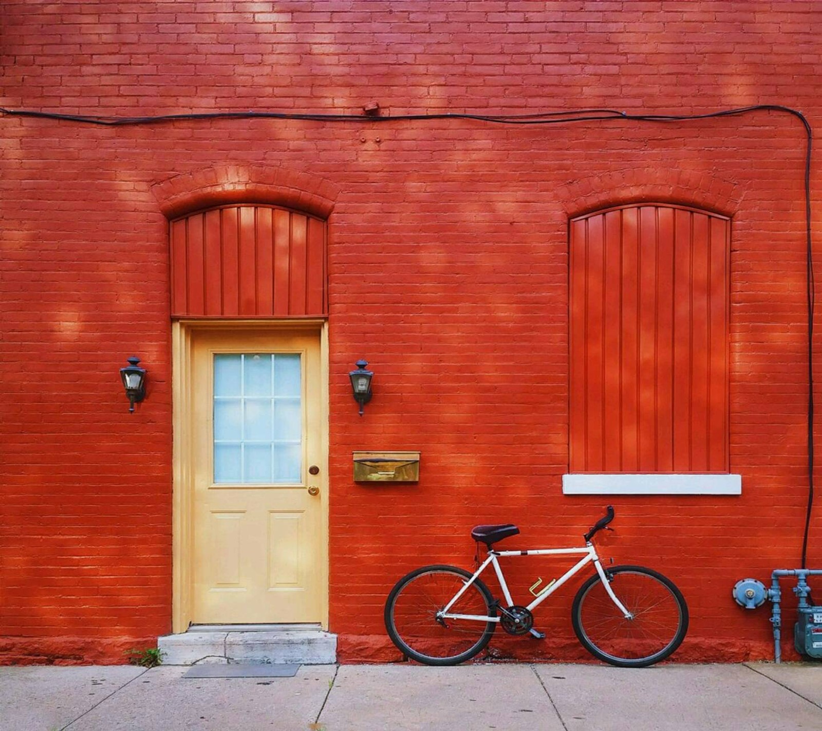 Lade tür, rotes haus, wände Hintergrund herunter