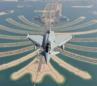 Vista aérea de um caça voando sobre a icônica Palm Jumeirah em Dubai.