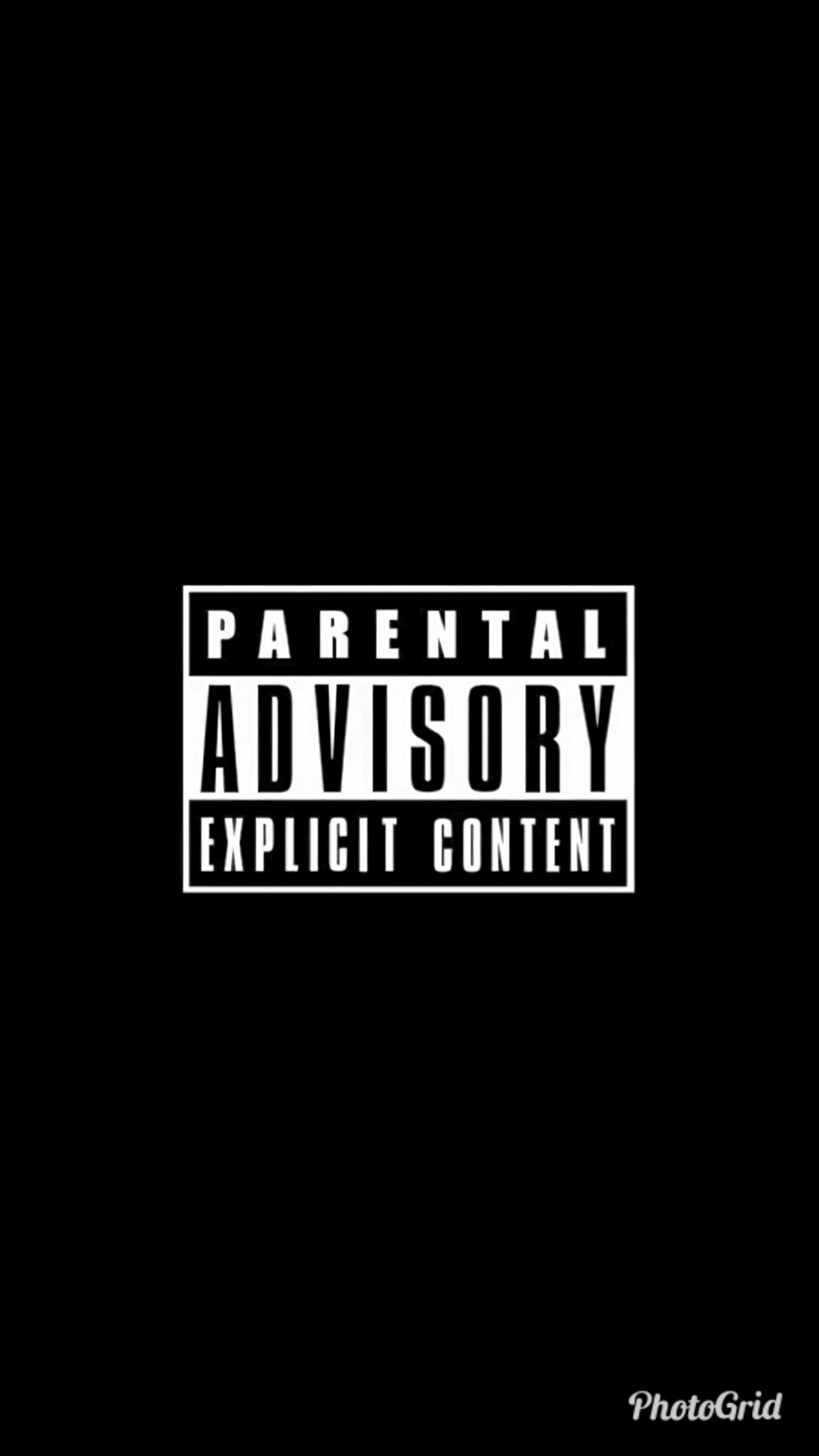 Черно-белая фотография черного фона с надписью parental advisory (hey everybody like my tag, hey happy play like my)