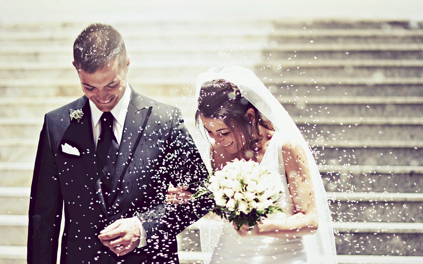 Mariée et marié descendant les escaliers dans la neige (marié, couple, mariée, expression faciale, robe de mariée)