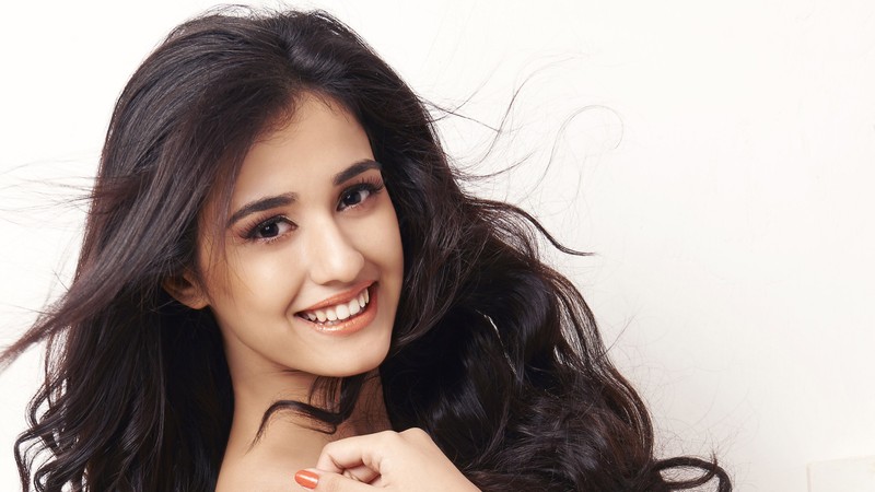 Крупный план женщины с длинными волосами и улыбкой (диша патани, disha patani, красивый, улыбка, индийский)