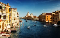 Vista cênica do Grande Canal com gôndolas e edifícios históricos sob um céu claro