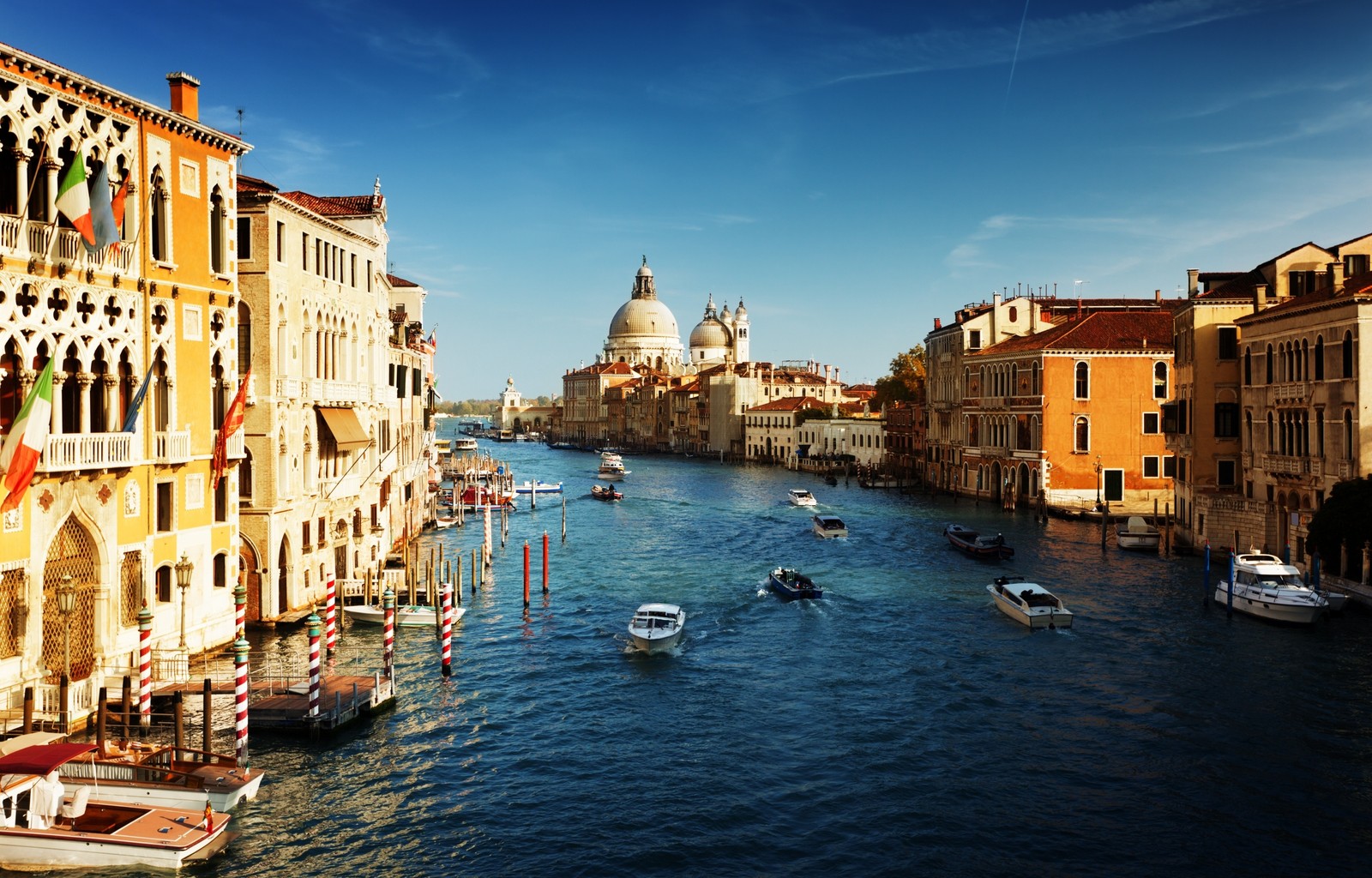 Vista de um canal com barcos e edifícios ao fundo (grande canal, ponte de rialto, gôndola, canal, via navegável)