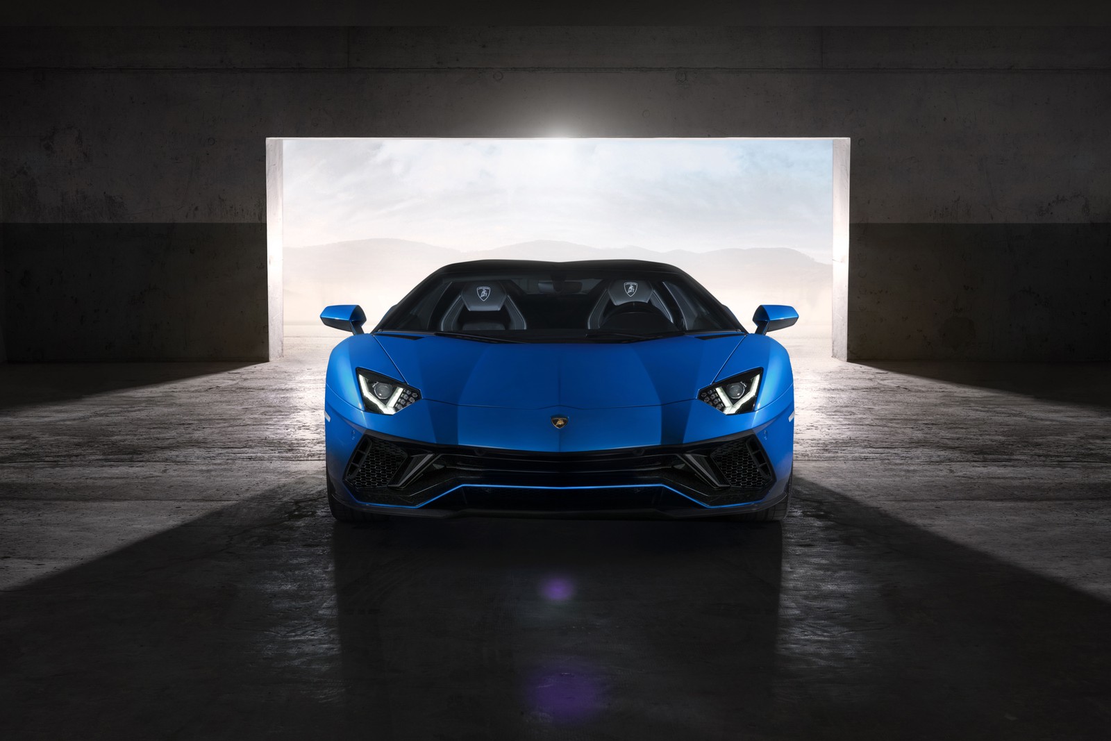 Un coche deportivo azul en un garaje oscuro con una luz brillante entrando por la ventana (lamborghini aventador lp 780 4 ultimae roadster, 2022, 5k, 8k, coches)