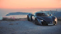 Supercar Marussia Motors contre un magnifique coucher de soleil en arrière-plan