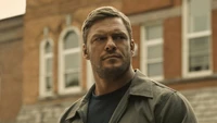 Alan Ritchson como Jack Reacher em um momento dramático