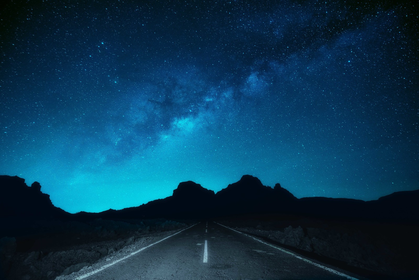 Eine straße mit einem himmel voller sterne und einem berg im hintergrund (milchstraße, universum, blau, nacht, straße)