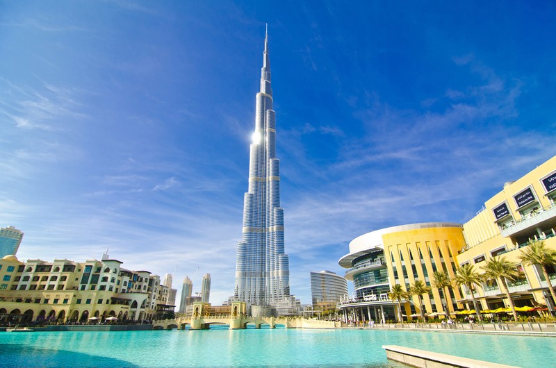 Вид на башню бурдж халифа из бассейна в центре города (дубай мол, the dubai mall, burj khalifa, достопримечательность, туризм)