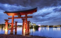 Portail Torii illuminé se reflétant à l'aube sur l'eau