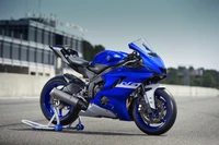 Yamaha YZF600R: Elegante moto deportiva azul en la pista, modelo 2020 en impresionante 4K.