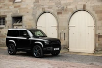 2021 Land Rover Defender 90 V8 Edición Carpatiana en Negro por Muro de Piedra Histórico