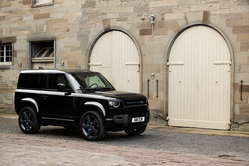 Черный внедорожник, припаркованный перед зданием (land rover defender 90 v8 карпатское издание, черные автомобили, 2021, 5k, машины)