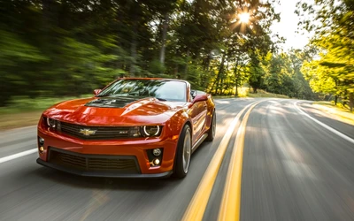 Динамичный Chevrolet Camaro в движении на живописной дороге