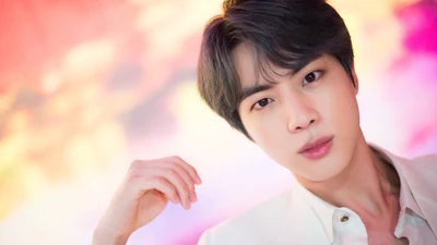 Kim Seok Jin de BTS : Charme captivant dans une lueur colorée