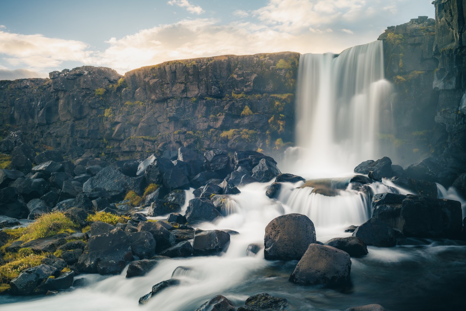 Cachoeira araf no meio de uma montanha rochosa com um fundo de céu (cachoeira, seljalandsfoss, natureza, nuvem, água)