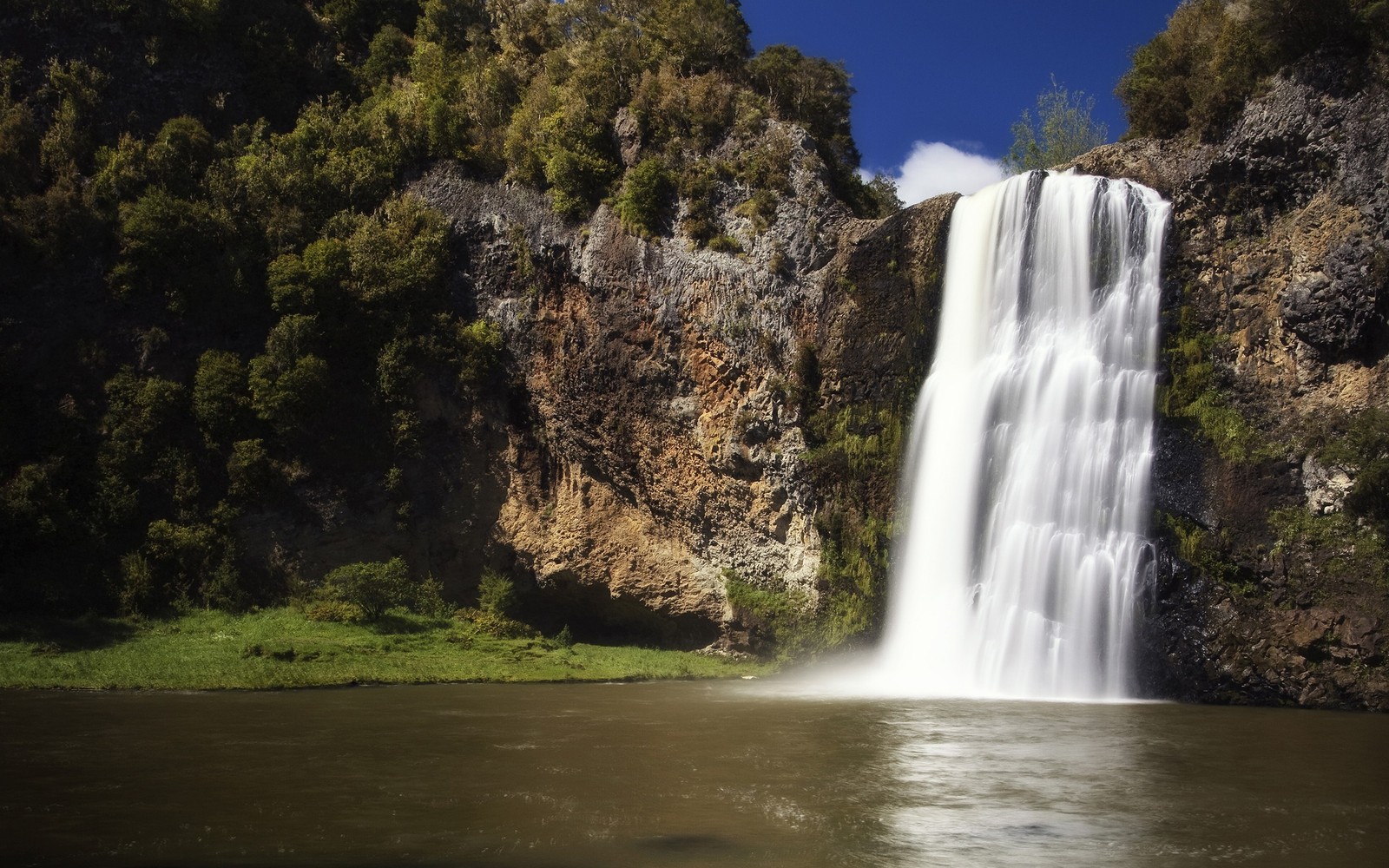 Eine nahaufnahme eines wasserfalls in einem fluss mit himmel im hintergrund (wasserfall, wasserressourcen, gewässer, natur, wasser)