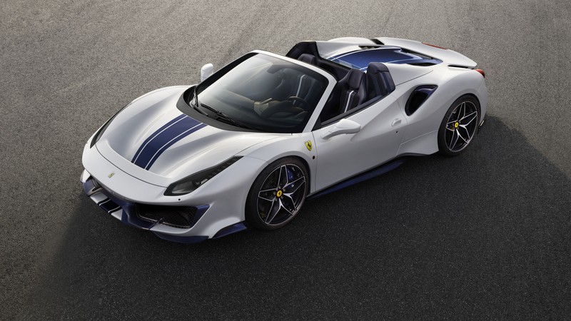 Крупный план белого спортивного автомобиля ferrari на треке (ферарри 488 спайдер, феррари калифорния, ferrari california, машины, ferrari 458 speciale)