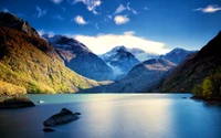 Paisaje de fiordo sereno con majestuosas montañas y lago glacial reflectante