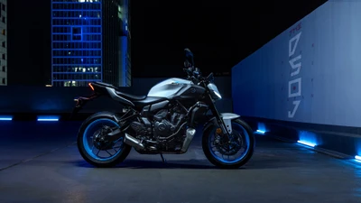 Yamaha MT-07: Элегантная ночная поездка в городском 4K великолепии (2025)