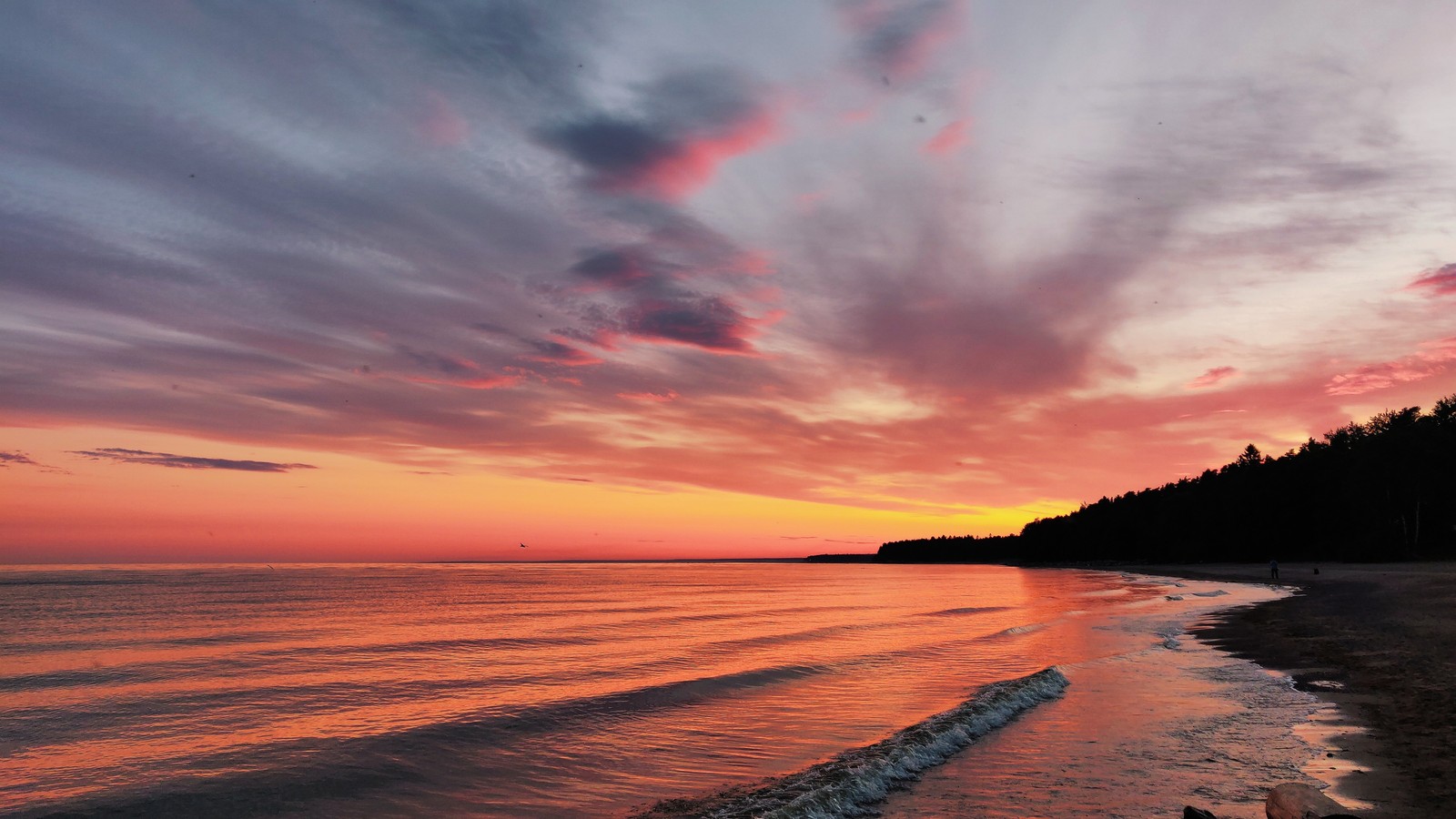 Vue aérienne d'une plage avec un coucher de soleil et un plan d'eau (apple macbook pro, imac, nuage, eau, atmosphère)